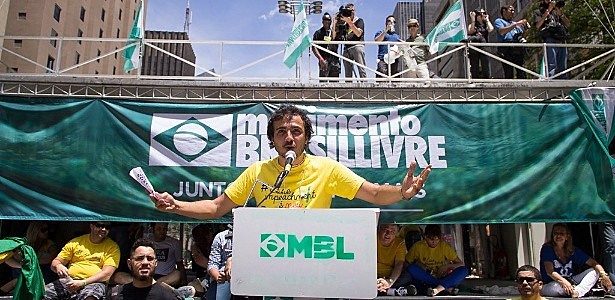 Renan Santos discursando em manifestação do MBL